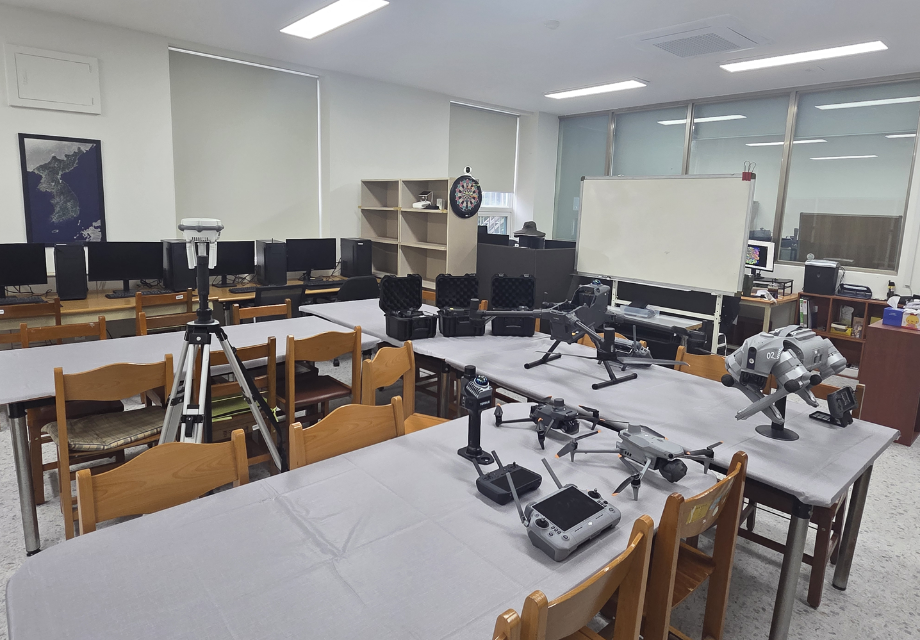 드론과 측량 장비가 배치된 센터 연구·실습 공간