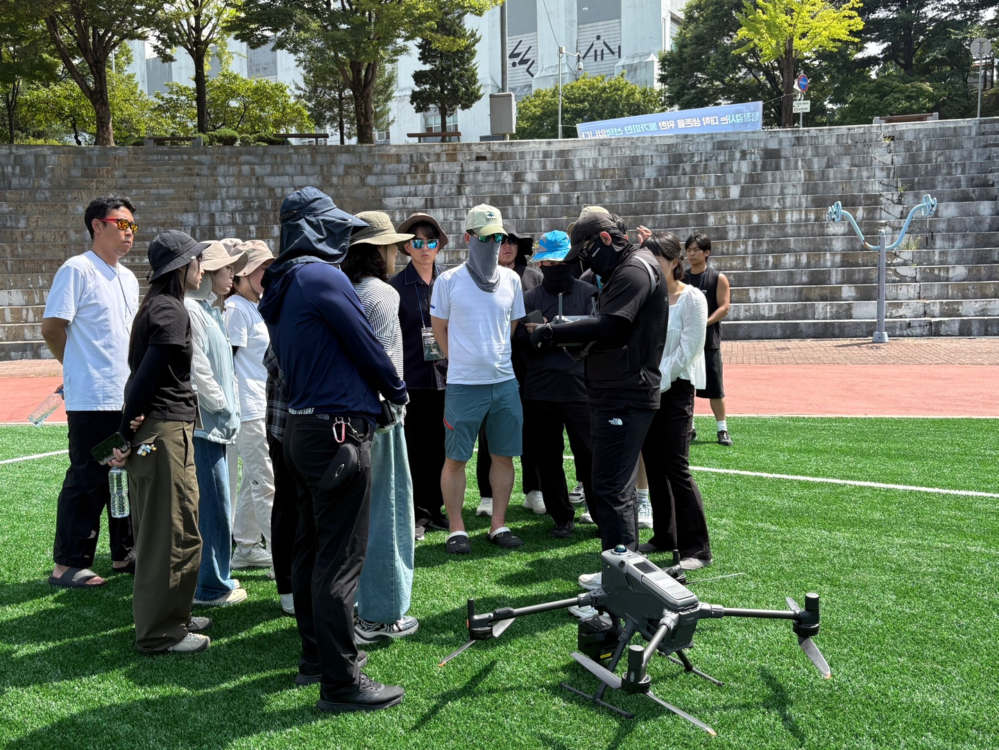 드론 장비와 운용 방법을 살펴보는 단기교육과정 현장 실습